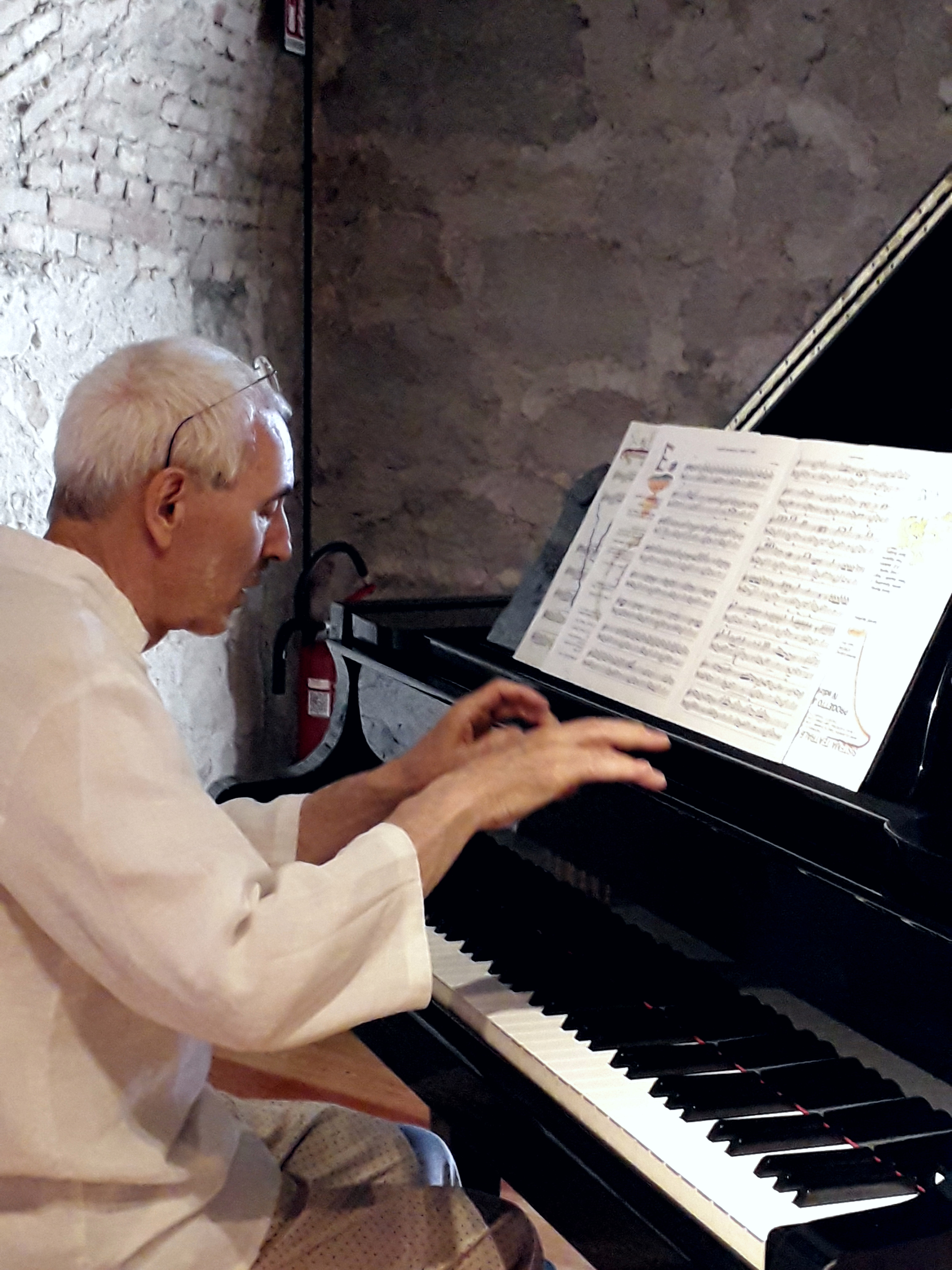 Renzo Vigagni al pianoforte per l'evento UNO DUE TRE a cura di Alberto Sighele e Associazione Kunst Grenzen-Arte di frontiera aps